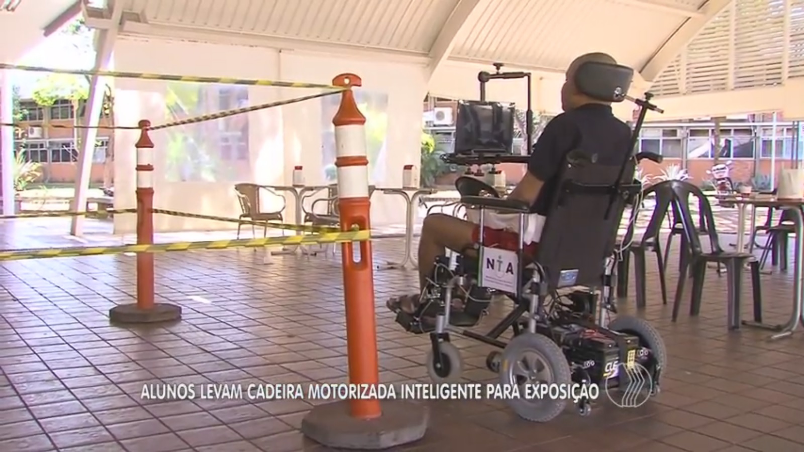 Alunos levam cadeira motorizada inteligente para exposição